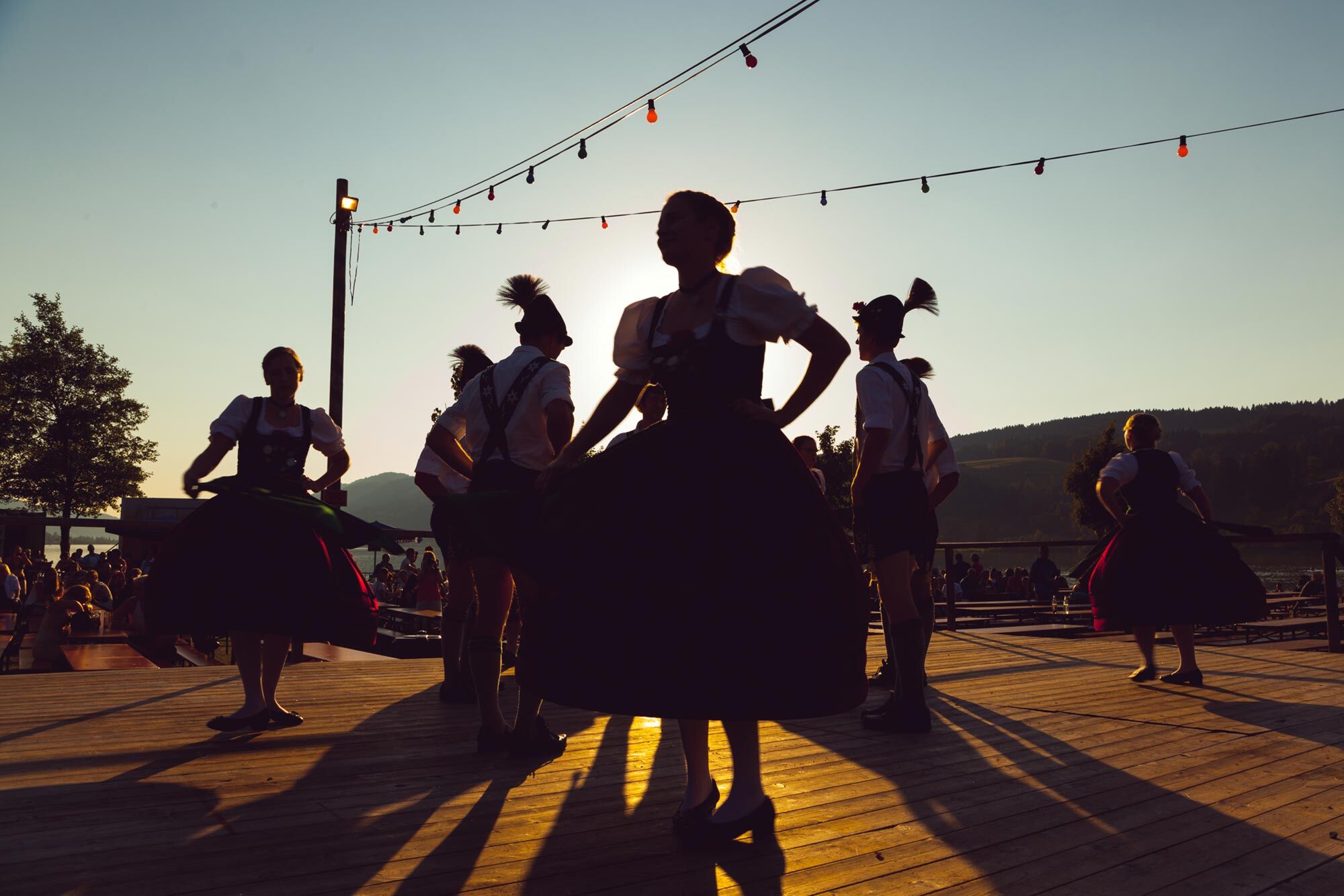 Schuhplattler in traditioneller Tracht beim Allgäuer Brauchtum nahe dem Hierlhof am Alpsee