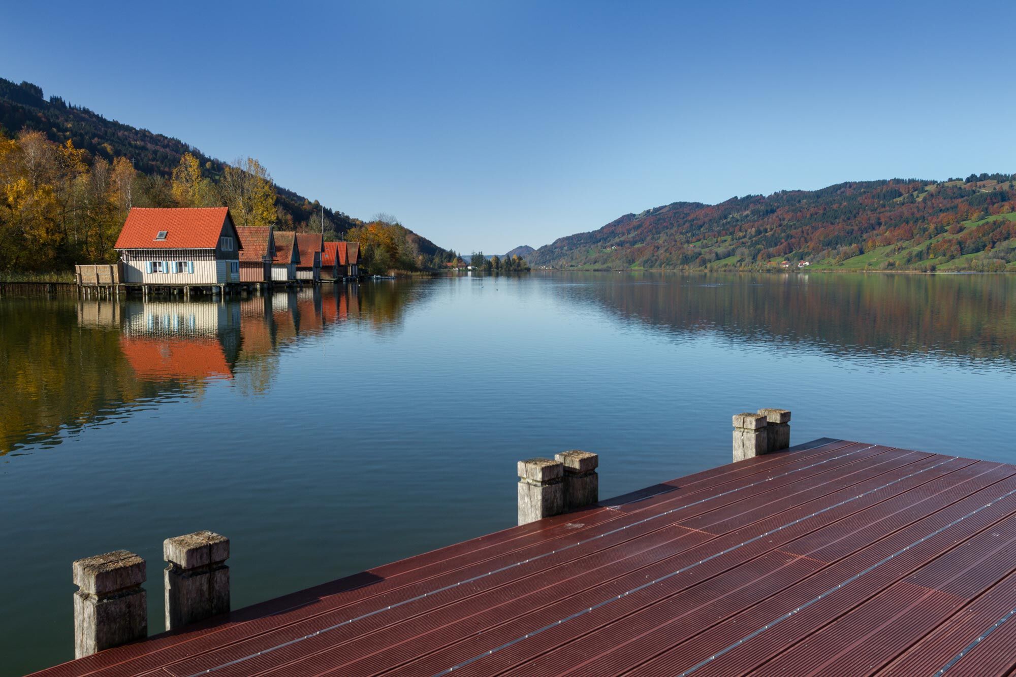 Steg am Großen Alpsee mit Blick auf Berge und Natur im Allgäu