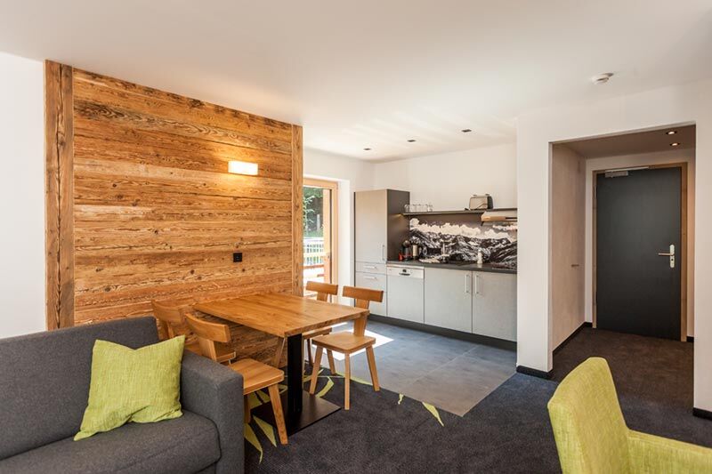 Heller Wohnbereich der Ferienwohnung im Hierlhof nahe dem Großen Alpsee im Allgäu