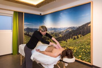 Entspannende Rückenmassage im Wellnessbereich des Hierlhofs im Allgäu nahe dem Großen Alpsee