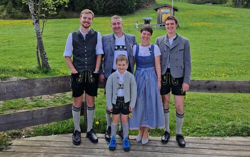 Gastgeberfamilie des Hierlhofs vor dem Haus am Großen Alpsee im Allgäu