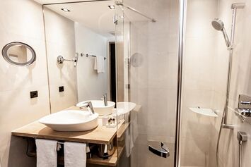 Modernes und helles Badezimmer eines Zimmers im Hierlhof nahe dem Großen Alpsee im Allgäu