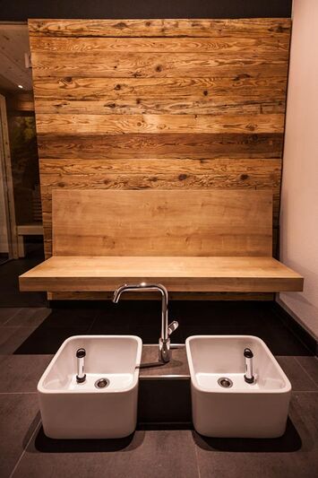 Fußbad im Wellnessbereich des Hierlhofs zur Erholung nach Wanderungen im Allgäu