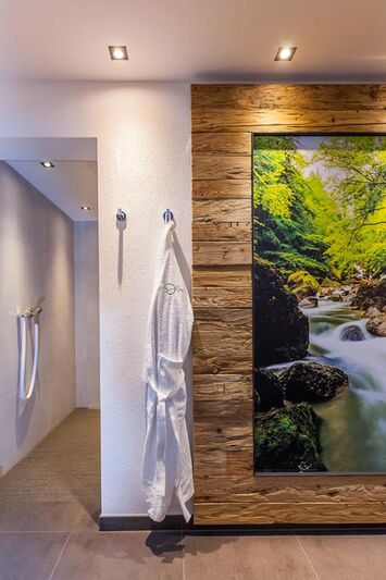 Gemütlicher Wellness- und Ruhebereich mit Holzdesign im Hierlhof zum Entspannen am Alpsee