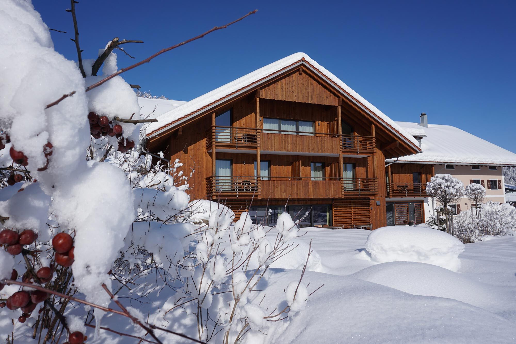 Hierlhof im Winter mit viel Schnee nahe dem Großen Alpsee im Allgäu