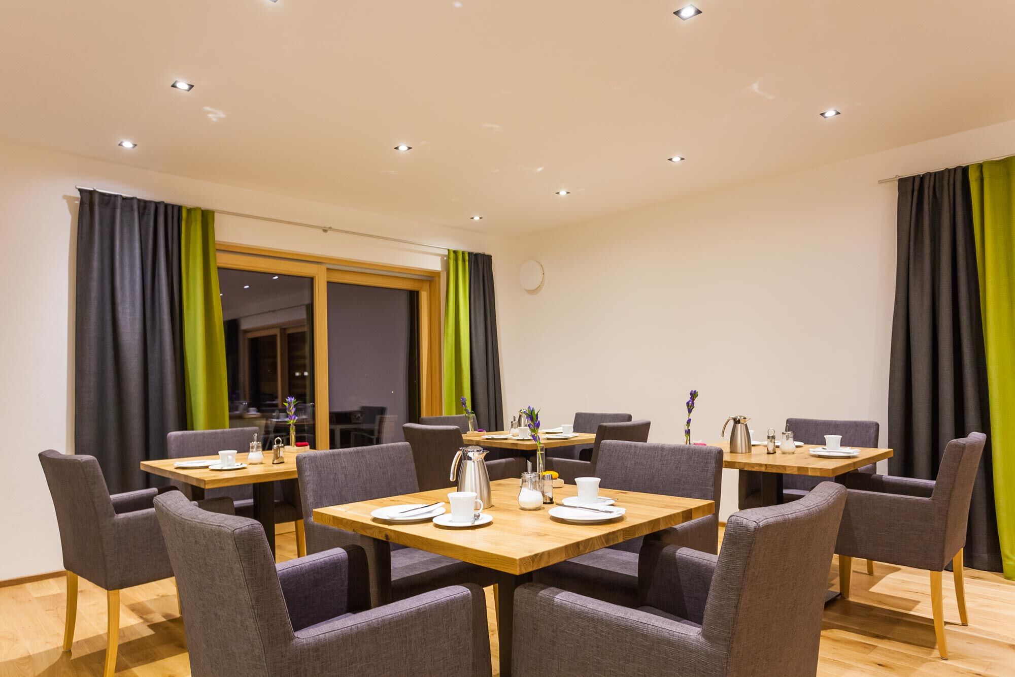 Heller Frühstücksraum im Hierlhof am Großen Alpsee im Allgäu mit gemütlichen Sitzplätzen