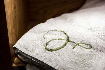 Frische Handtücher im Wellnessbereich des Hierlhofs im Allgäu nahe dem Großen Alpsee