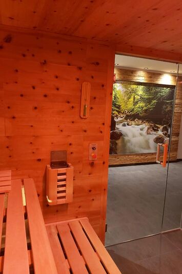 Holzsauna im gemütlichen Wellnessbereich des Hierlhofs im Allgäu nahe dem Großen Alpsee