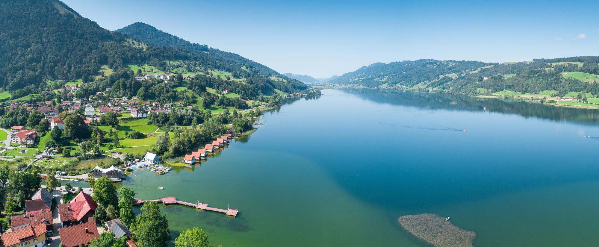 Drohnenaufnahme des Hierlhofs in traumhafter Lage nahe dem Großen Alpsee im Allgäu