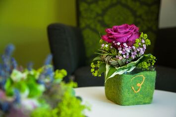 Blumendeko und liebevolle Details im Hierlhof sorgen für eine gemütliche Atmosphäre im Allgäu