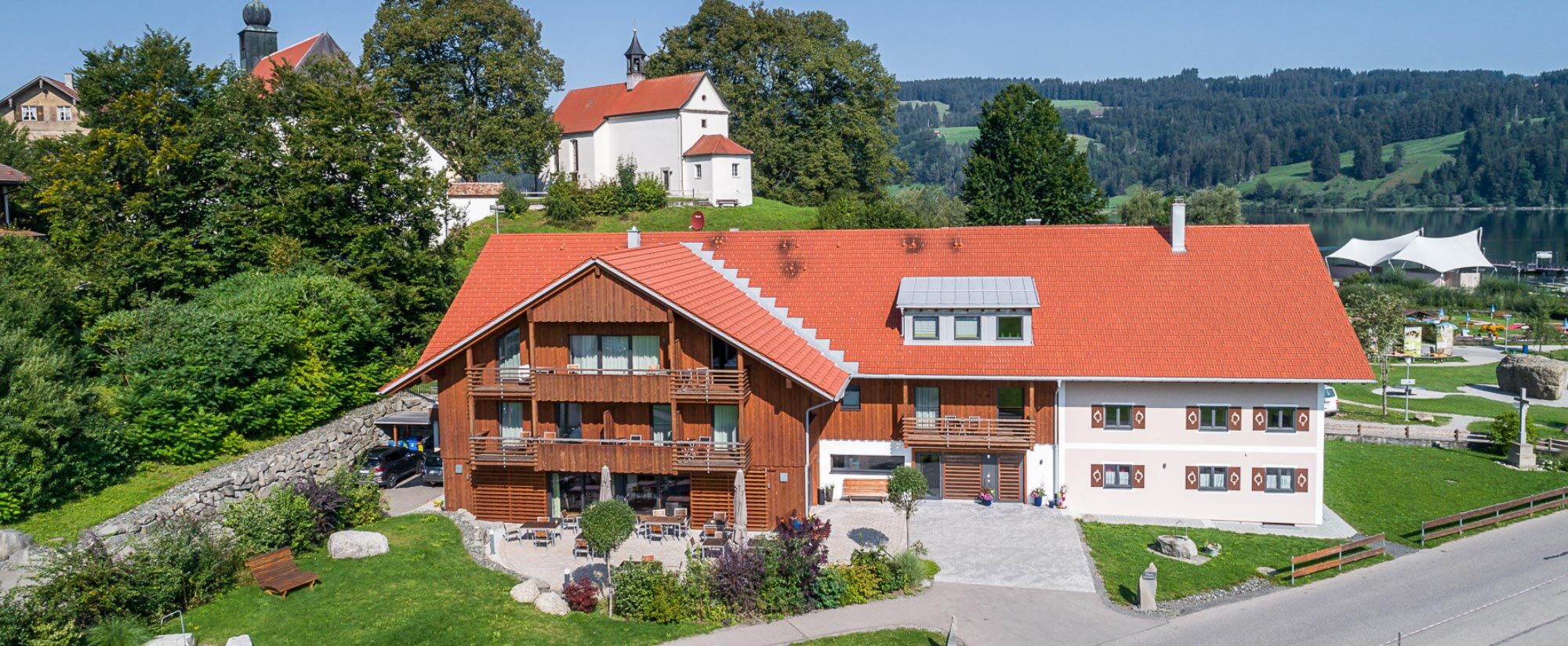 Außenansicht des Hierlhofs als Unterkunft nahe dem Großen Alpsee im Allgäu