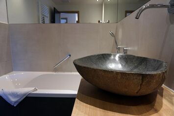 Hochwertiges Badezimmer im Chalet mit warmem Holzdesign und Wohlfühlatmosphäre