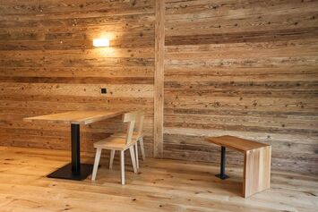 Detail aus dem Chalet des Hierlhofs mit hochwertiger Schreinerarbeit und viel Holz im Allgäu