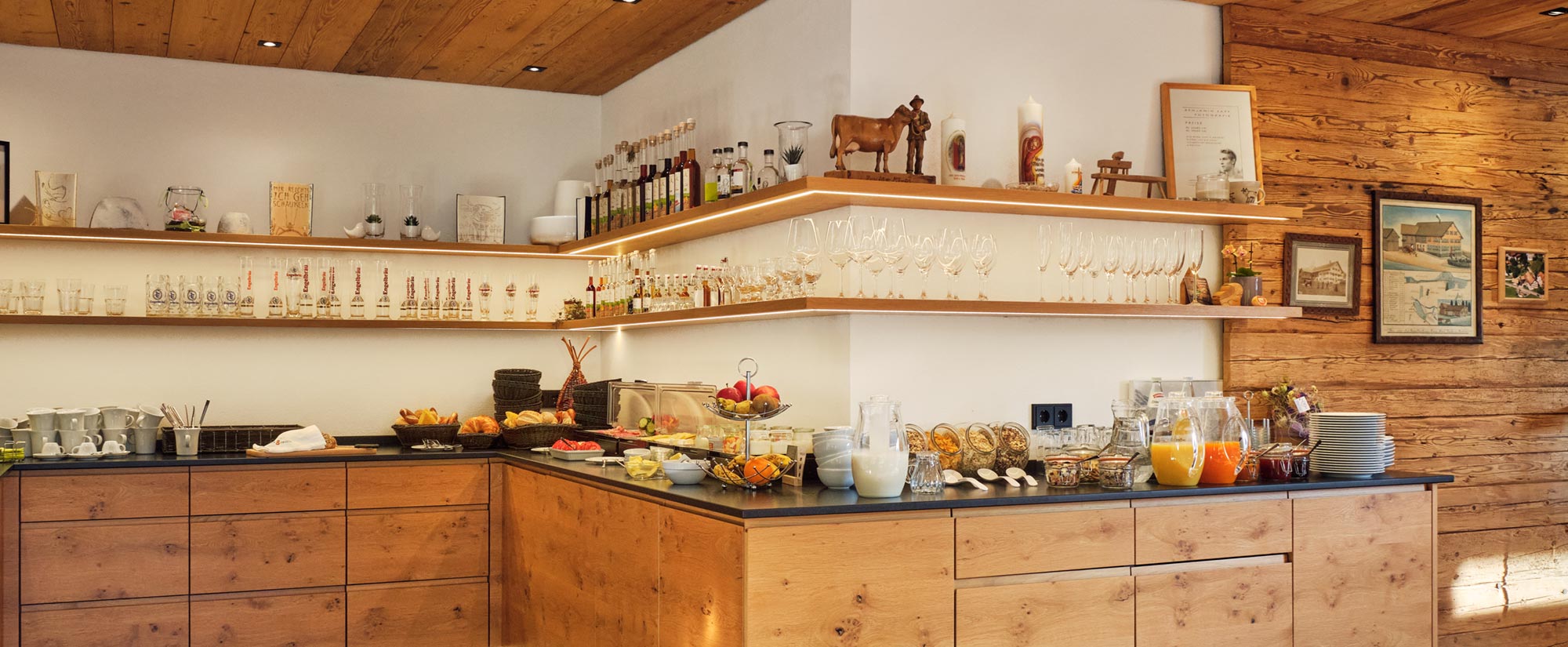 Frühstück mit regionalen Produkten im Hierlhof in Bühl am Großen Alpsee im Allgäu