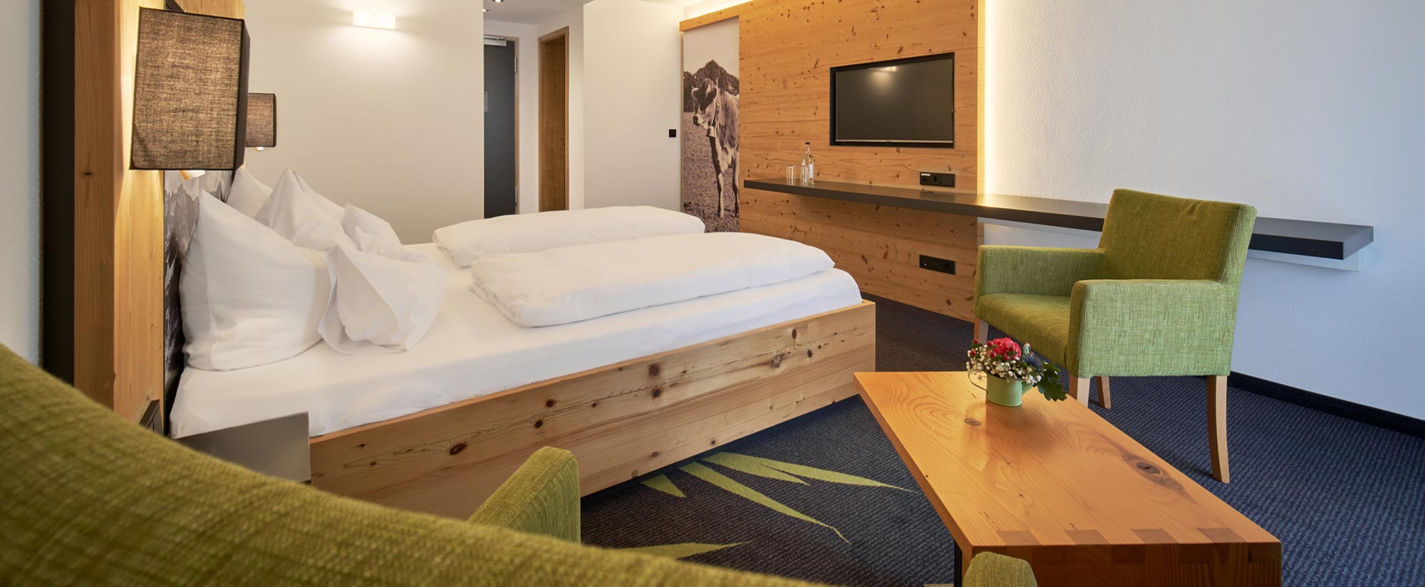 Helles und modernes Gästezimmer mit viel Holz im Hierlhof nahe dem Großen Alpsee im Allgäu